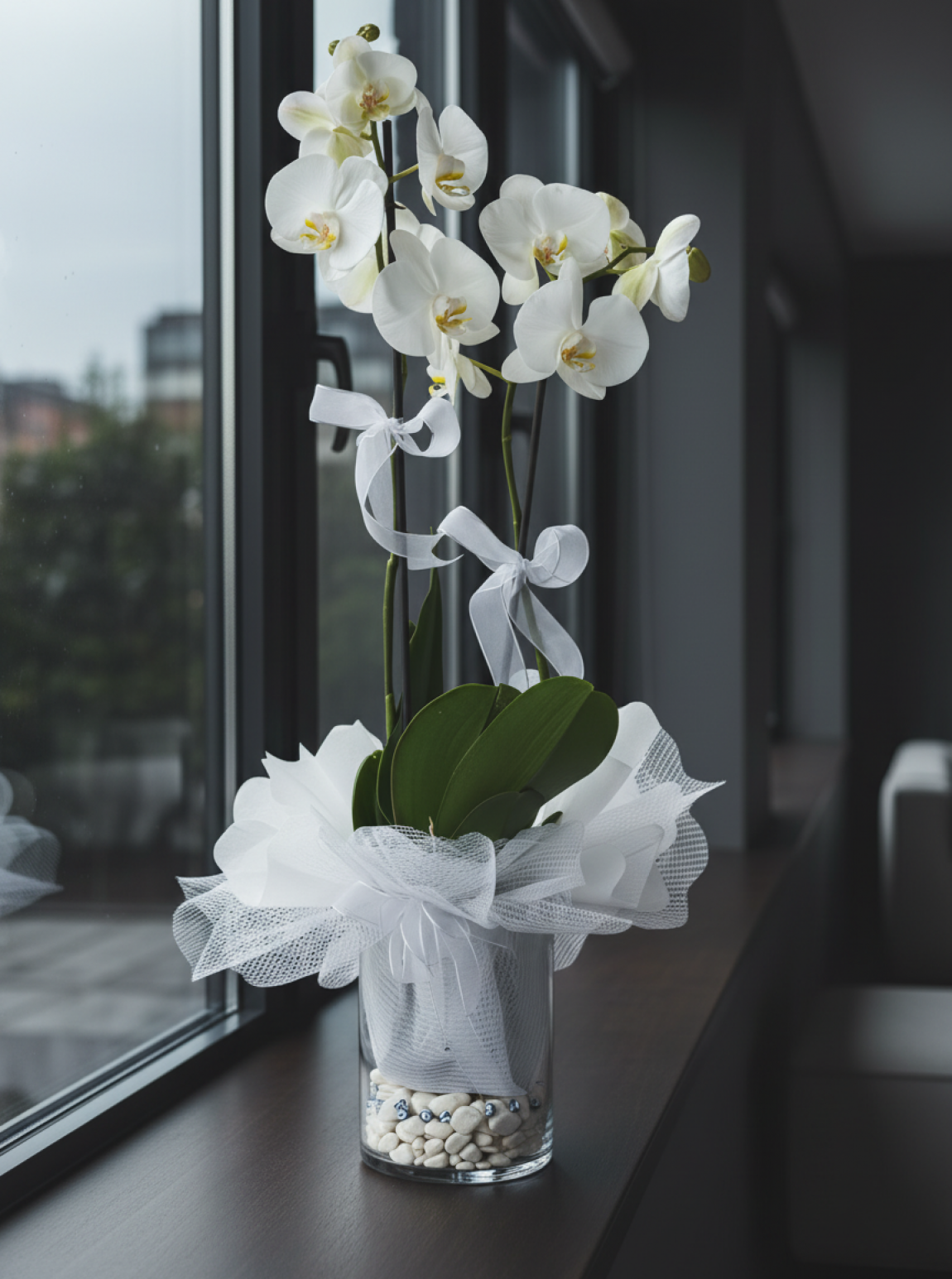 Cam Vazoda Süslü Orkideler