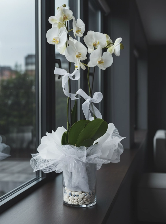 Cam Vazoda Süslü Orkideler