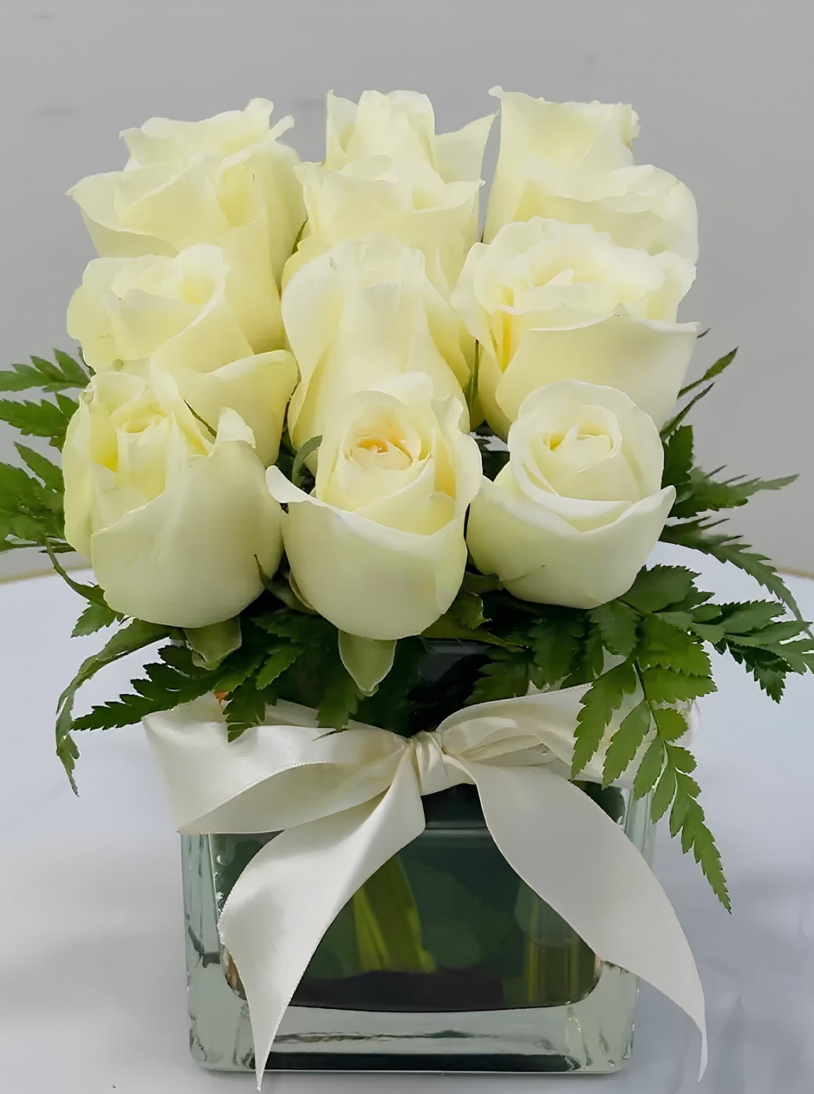 Vazoda 12 Tane Beyaz Gül